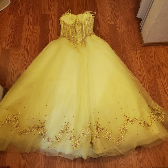 Formal dress - Picture 2 of 4
